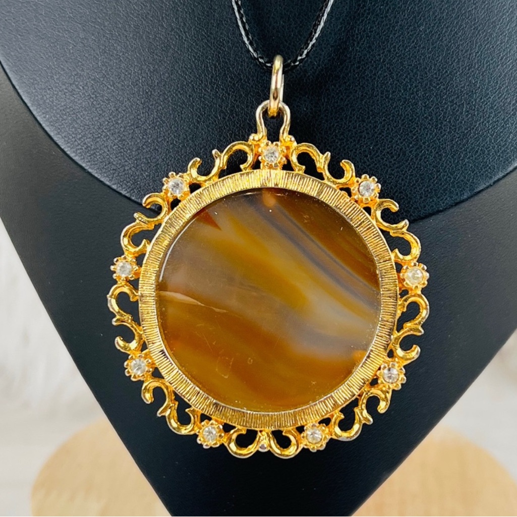 Elegant Gold And Brown Pendant Necklace This Piece Is A Unique Luxury Piece